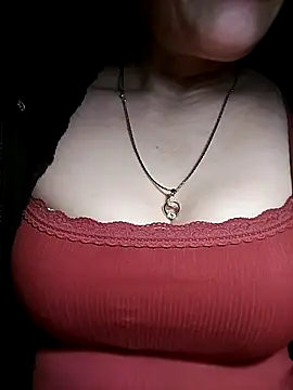 YiyinLy online show from December 20, 2025, 8:49 pm