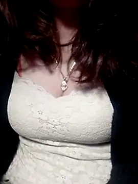 YiyinLy online show from February 11, 2026, 9:20 pm