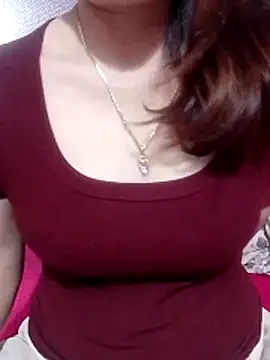 YiyinLy online show from April 12, 2026, 12:10 pm