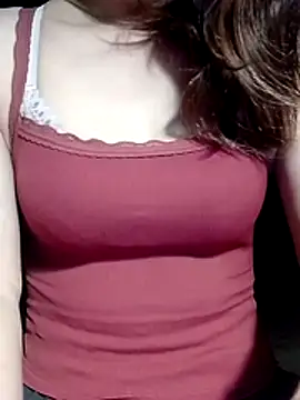 YiyinLy online show from May 22, 2026, 10:26 pm