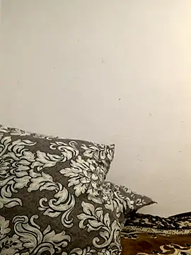 MiraCastellon online show from November 13, 2025, 11:42 am