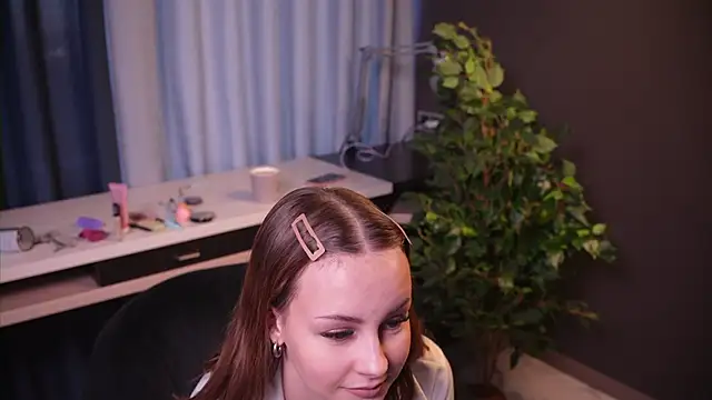 KrisWaller online show from October 15, 2025, 10:48 am