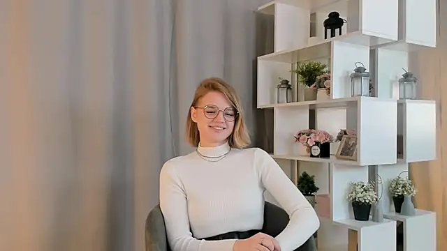 LillieLejune online show from October 14, 2025, 1:23 pm