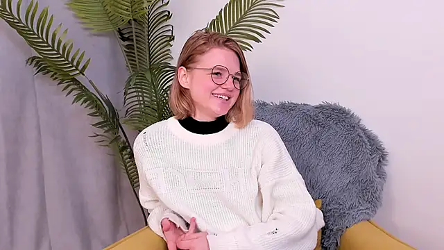 LillieLejune online show from October 16, 2025, 2:07 pm