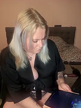 SweetPrincess93 online show from November 17, 2025, 3:40 pm