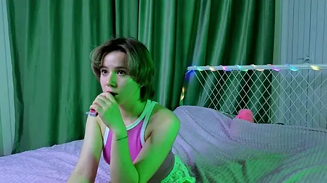 Snapshot of AlisiaEthen chatting on November 2, 2025, 8:33 pm AlisiaEthen online show from November 2, 2025, 8:33 pm