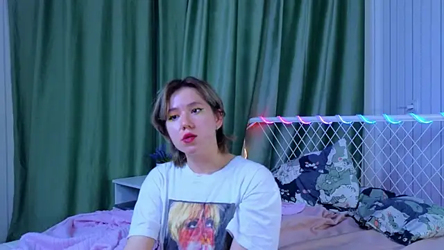 Snapshot of AlisiaEthen chatting on November 3, 2025, 9:05 pm AlisiaEthen online show from November 3, 2025, 9:05 pm