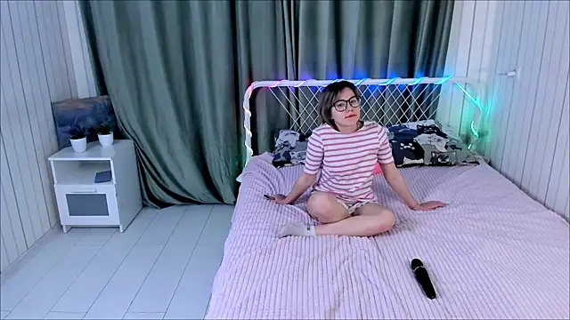 Snapshot of AlisiaEthen chatting on November 14, 2025, 8:40 pm AlisiaEthen online show from November 14, 2025, 8:40 pm