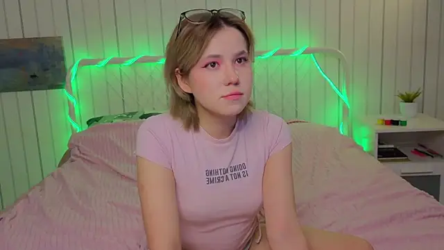 Snapshot of AlisiaEthen chatting on November 26, 2025, 8:21 pm AlisiaEthen online show from November 26, 2025, 8:21 pm