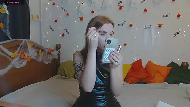 Snapshot of MeganNewCat chatting on October 28, 2025, 9:35 am MeganNewCat online show from October 28, 2025, 9:35 am