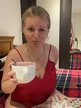 madamlillyrose online show from December 16, 2025, 9:03 am