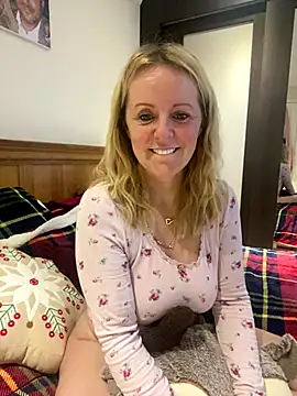 madamlillyrose online show from December 18, 2025, 8:53 am