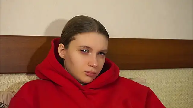 RoslynArcuo online show from November 14, 2025, 8:07 pm