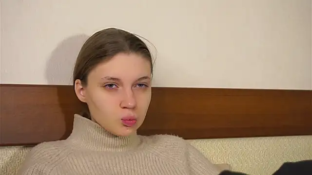 RoslynArcuo online show from November 16, 2025, 8:03 pm