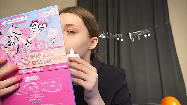 RoslynArcuo online show from November 22, 2025, 8:19 pm