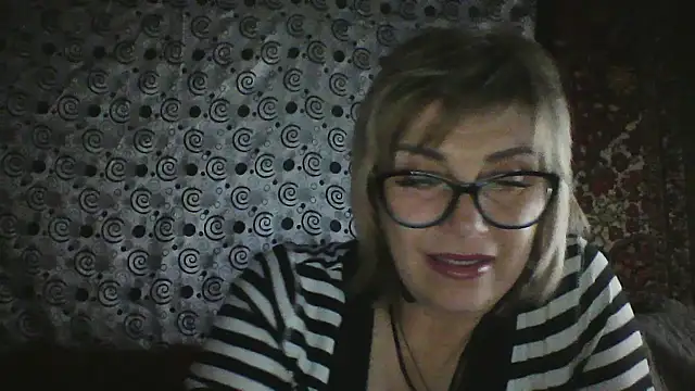 Lia Ray online show from November 9, 2025, 7:45 pm