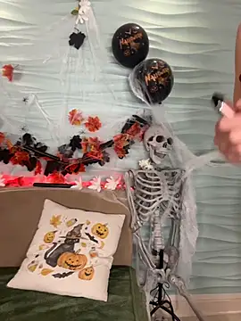 Snapshot of MiyaMeow- chatting on October 31, 2025, 8:59 am MiyaMeow- online show from October 31, 2025, 8:59 am