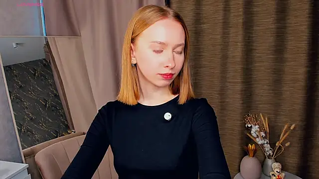 BereniceThull online show from October 19, 2025, 4:57 am