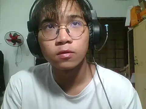 kave2033 online show from November 14, 2025, 3:33 pm