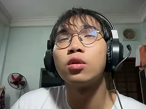 kave2033 online show from November 27, 2025, 2:52 pm