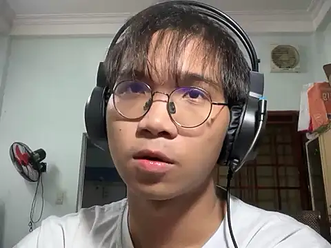 kave2033 online show from December 4, 2025, 3:21 pm