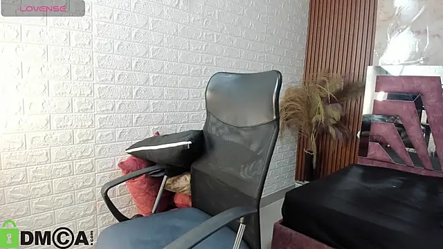 Snapshot of Amara__Hank chatting on October 26, 2025, 1:06 pm Amara Hank online show from October 26, 2025, 1:06 pm