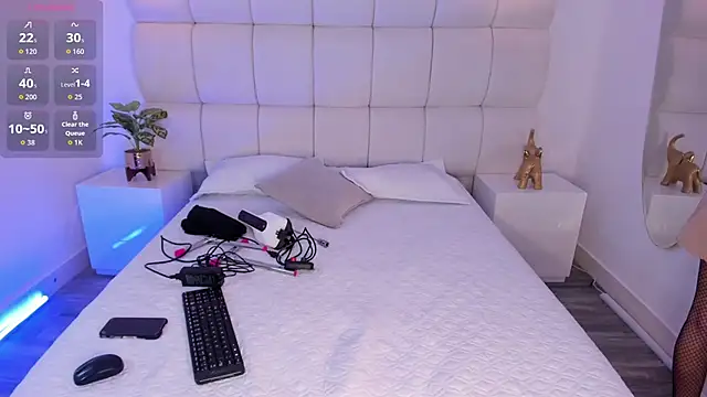 Emili  Jackson online show from November 17, 2025, 4:18 am