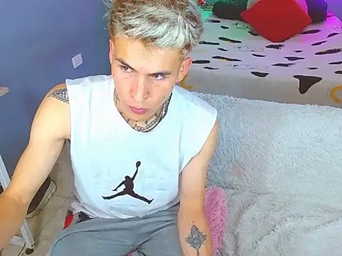 Snapshot of Latin_boysxxxx chatting on November 10, 2025, 3:49 am Latin boysxxxx online show from November 10, 2025, 3:49 am