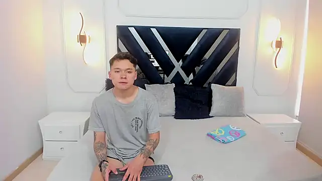 Snapshot of AnnieAndLeandro chatting on November 13, 2025, 7:57 pm AnnieAndLeandro online show from November 13, 2025, 7:57 pm