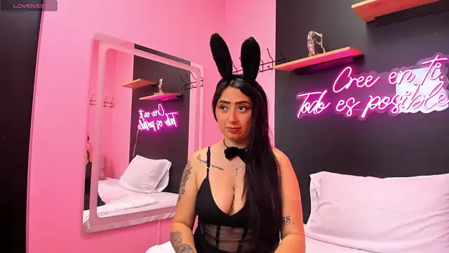 JuliethCruz  online show from October 31, 2025, 5:03 pm