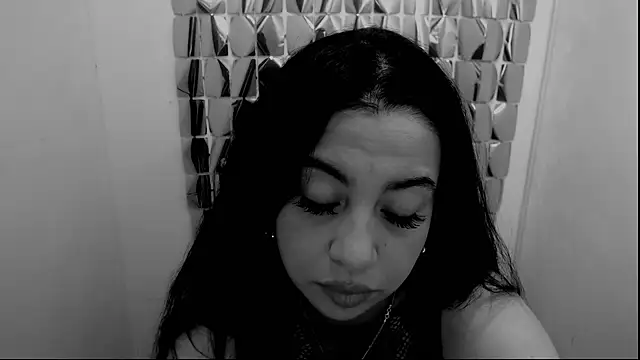 anamartinez   online show from November 4, 2025, 9:47 pm