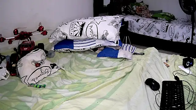 Snapshot of AXionX chatting on November 11, 2025, 3:01 pm AXionX online show from November 11, 2025, 3:01 pm