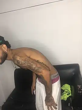 Snapshot of AXionX chatting on November 28, 2025, 3:53 am AXionX online show from November 28, 2025, 3:53 am