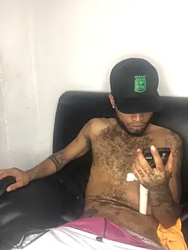 Snapshot of AXionX chatting on December 1, 2025, 4:23 pm AXionX online show from December 1, 2025, 4:23 pm