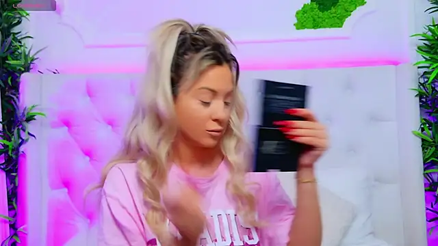 AriannaSins online show from November 17, 2025, 1:06 pm