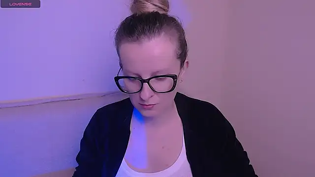 Snapshot of AllaLeomz chatting on November 7, 2025, 8:25 am AllaLeomz online show from November 7, 2025, 8:25 am