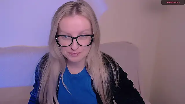 Snapshot of AllaLeomz chatting on November 26, 2025, 12:28 pm AllaLeomz online show from November 26, 2025, 12:28 pm