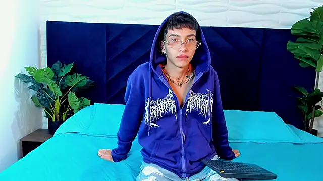 Snapshot of Tiam_muller chatting on October 24, 2025, 3:47 am Tiam muller online show from October 24, 2025, 3:47 am