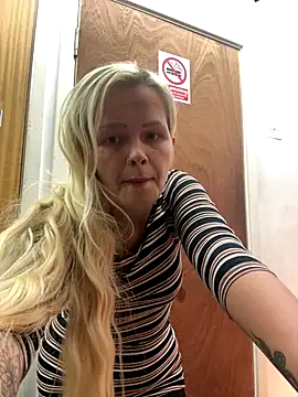 Snapshot of CherryXOX- chatting on October 24, 2025, 10:44 am CherryXOX- online show from October 24, 2025, 10:44 am