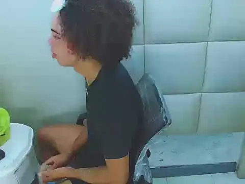 Snapshot of WinnyBarness chatting on October 24, 2025, 2:08 am WinnyBarness online show from October 24, 2025, 2:08 am