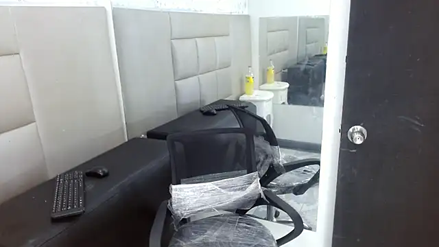 Snapshot of WinnyBarness chatting on November 25, 2025, 2:00 am WinnyBarness online show from November 25, 2025, 2:00 am