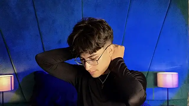 Aaron Eze online show from December 2, 2025, 10:05 pm