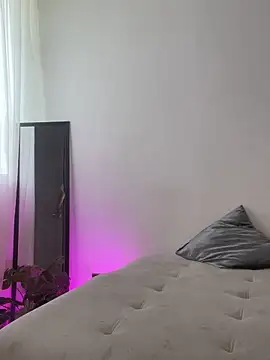 Esmeraldalcl online show from December 13, 2025, 9:09 pm