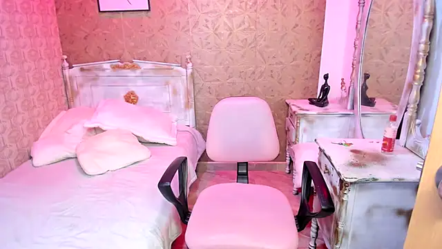 Sara clk online show from December 17, 2025, 8:04 pm