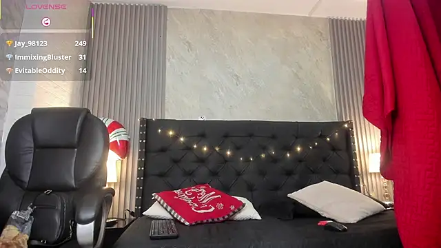 camila  bouzas online show from December 17, 2025, 7:42 pm