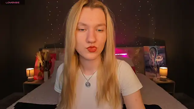 LinaRayy online show from October 23, 2025, 8:57 am