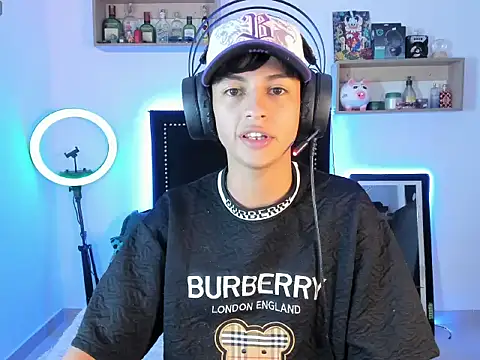 Snapshot of Alejo_Desire chatting on November 11, 2025, 8:14 am Alejo Desire online show from November 11, 2025, 8:14 am