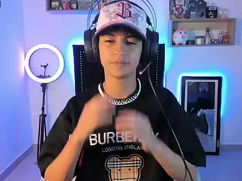 Snapshot of Alejo_Desire chatting on November 13, 2025, 4:55 am Alejo Desire online show from November 13, 2025, 4:55 am