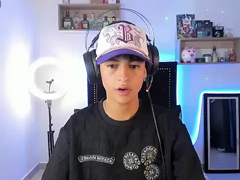 Snapshot of Alejo_Desire chatting on November 14, 2025, 4:44 am Alejo Desire online show from November 14, 2025, 4:44 am