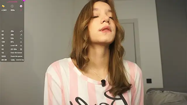 BrynnHolverson online show from November 15, 2025, 5:42 pm